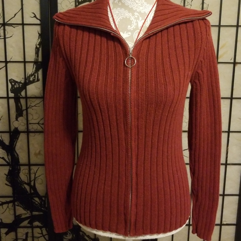 Gap sweater